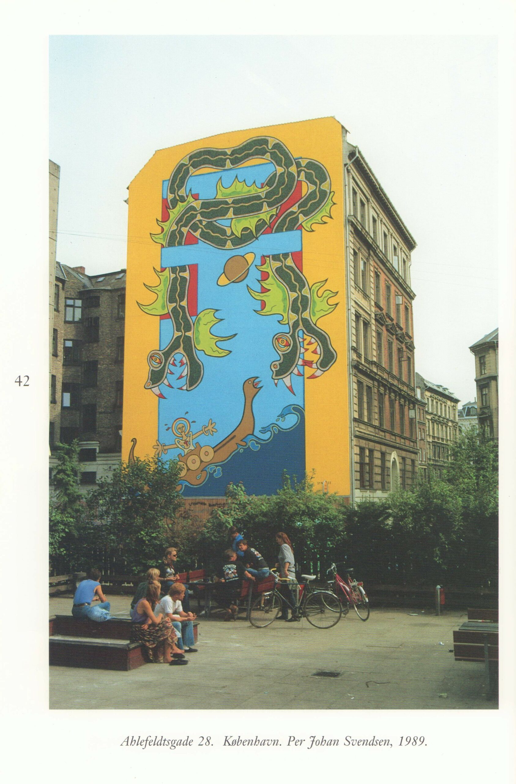 Gæstfrihedens Plads. Omtale ( Bog. Kunst På Muren. Gavl – Og Murmaleri I Danmark. Rhodos 1993. Lene Skytthe). Primo marts 1993.