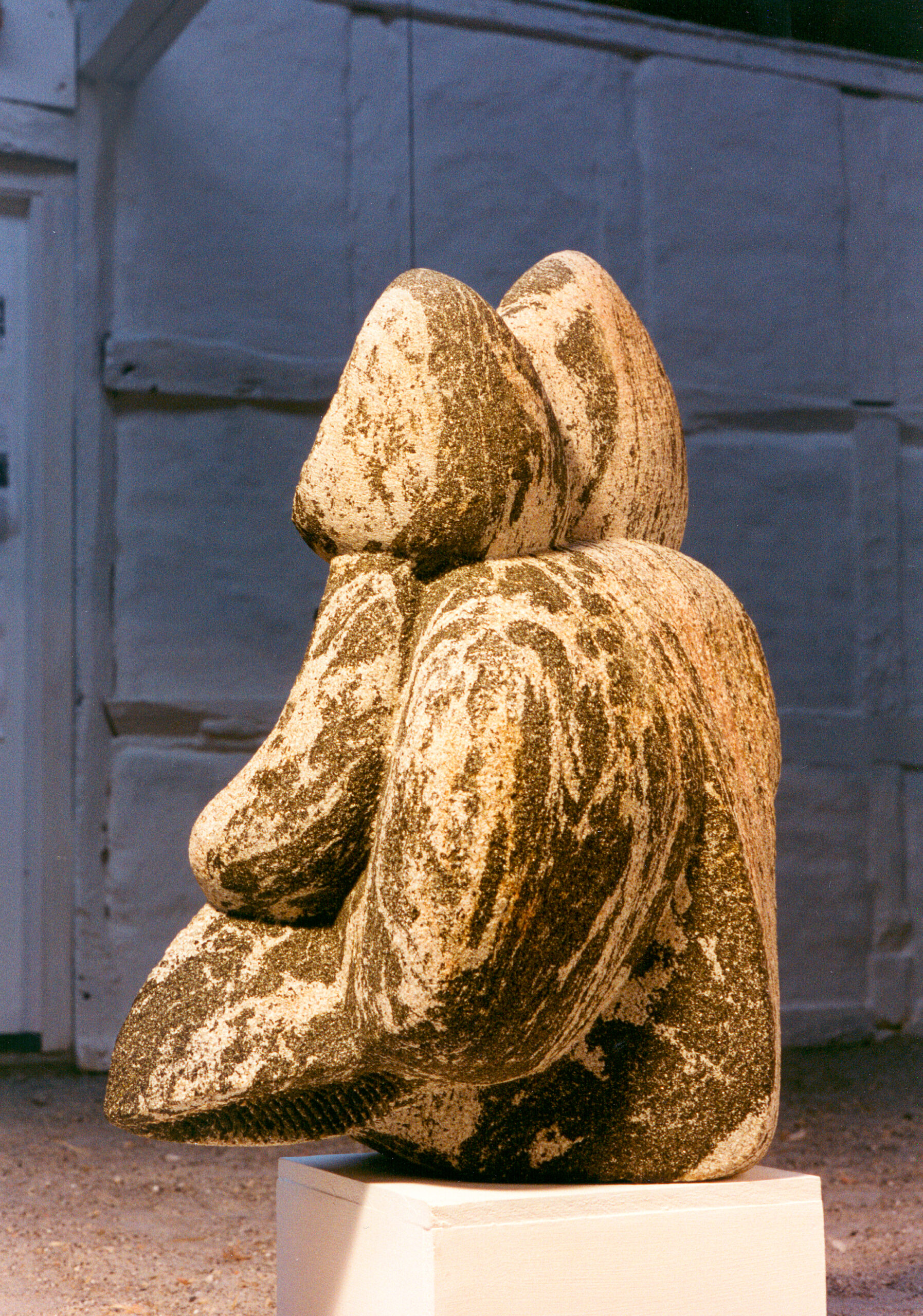 Hvile. Skulptur, granit. Steen Krarup Jensen. (2) Dateret 1991.