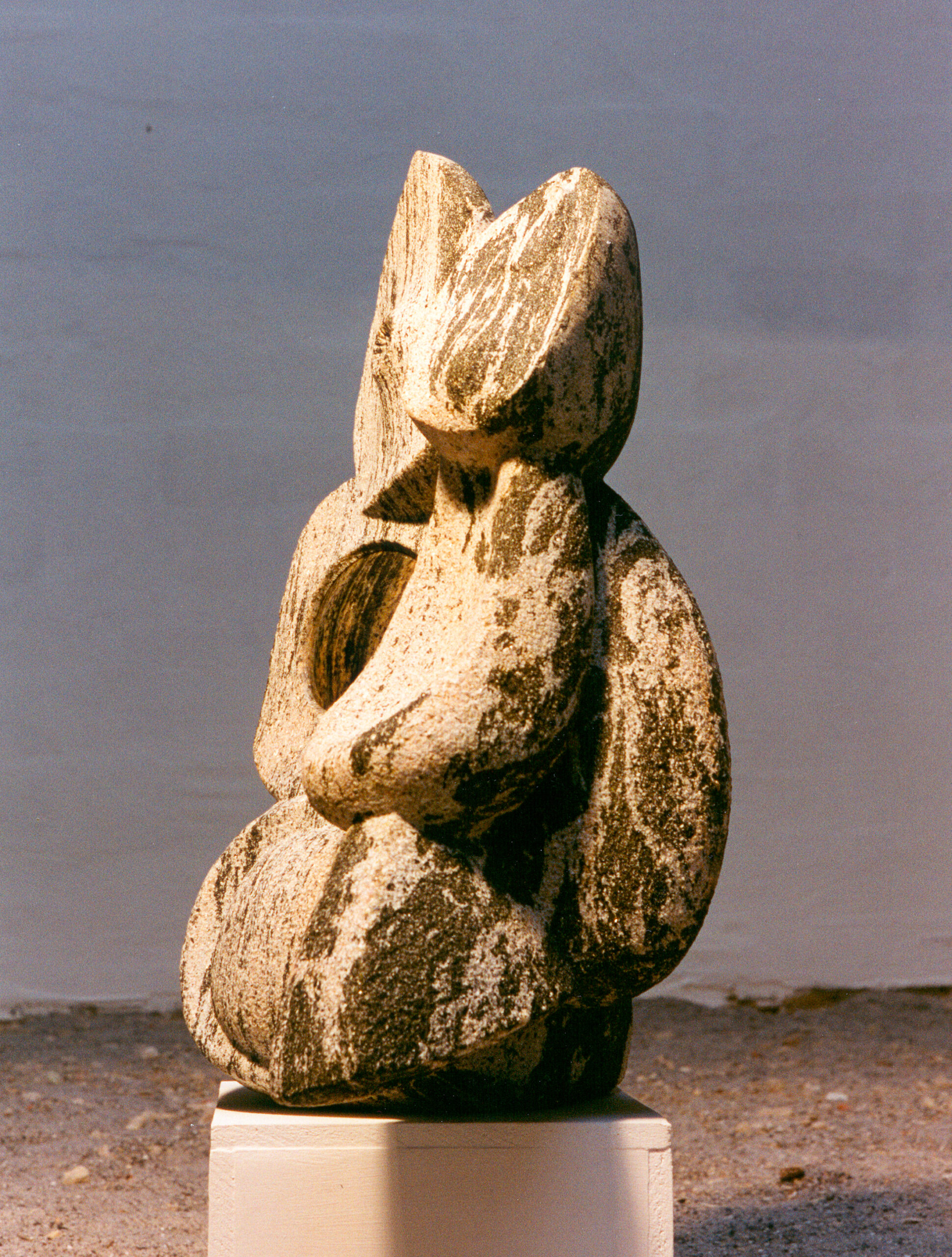 Hvile. Skulptur, granit. Steen Krarup Jensen. (3) Dateret 1991.