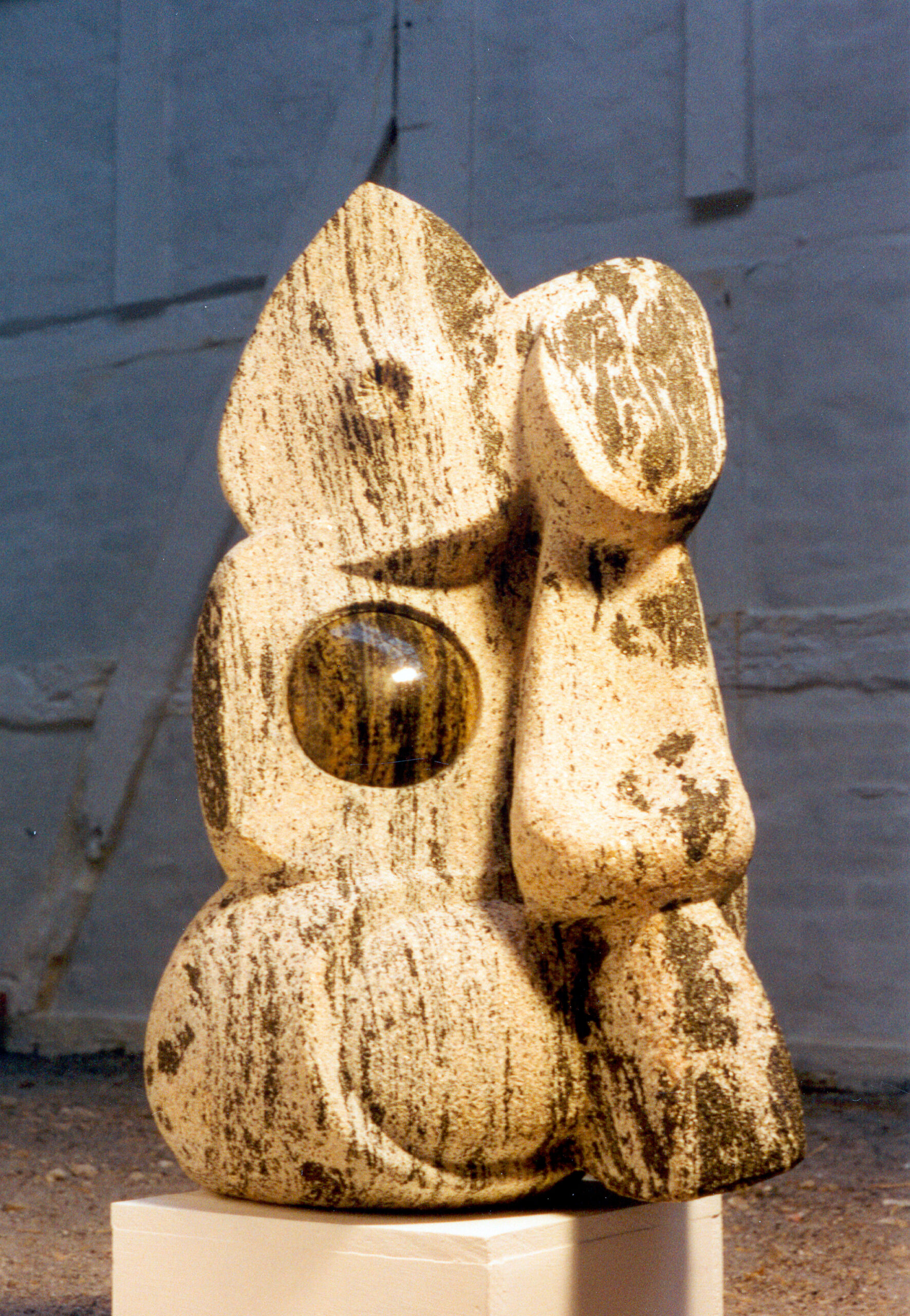 Hvile. Skulptur, granit. Steen Krarup Jensen. Dateret 1991.
