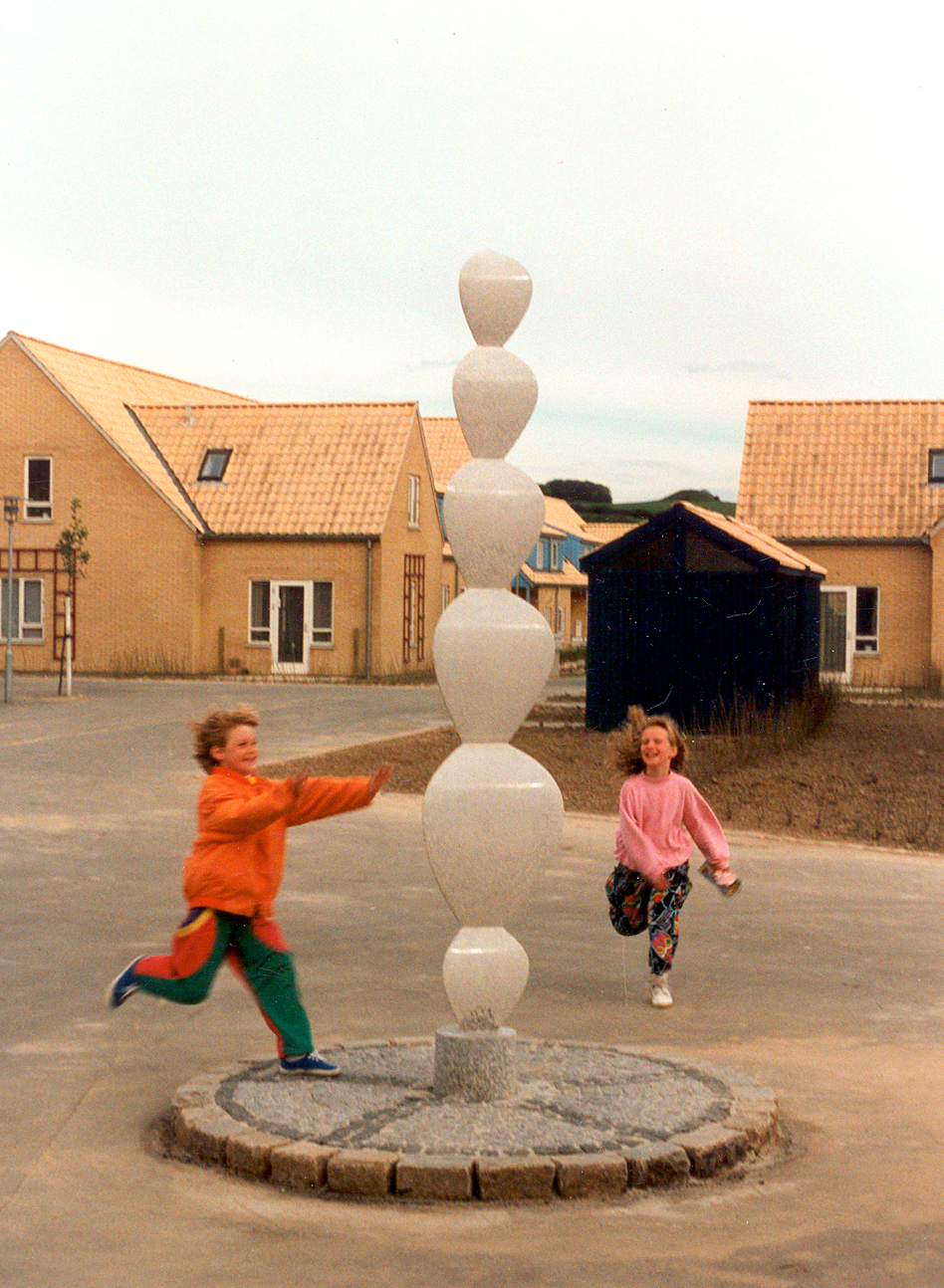 Phigur. Kunststen. Håndværkerparken, Højbjerg, Aarhus. Steen Krarup Jensen. Dateret 1990.