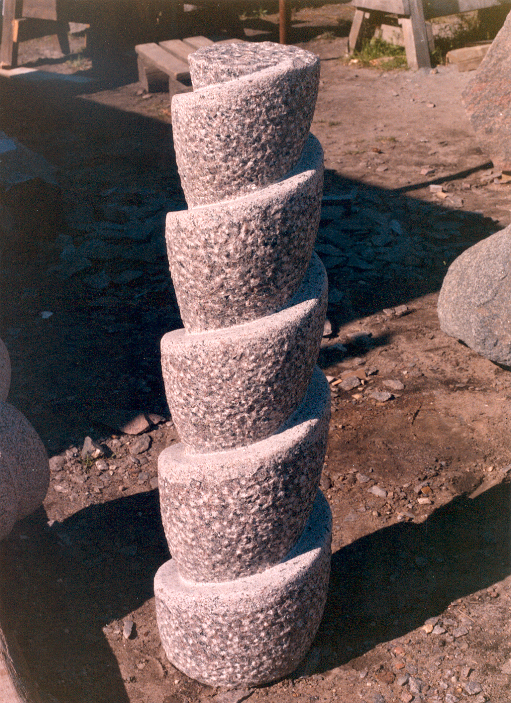 Spiraltårn. Granit. (Figur til udsmyningen Aflejringer fra fritiden. Børglumparken, Boligselskabet Fruehøjgaard, Herning. Steen Krarup Jensen. Dateret 1988.