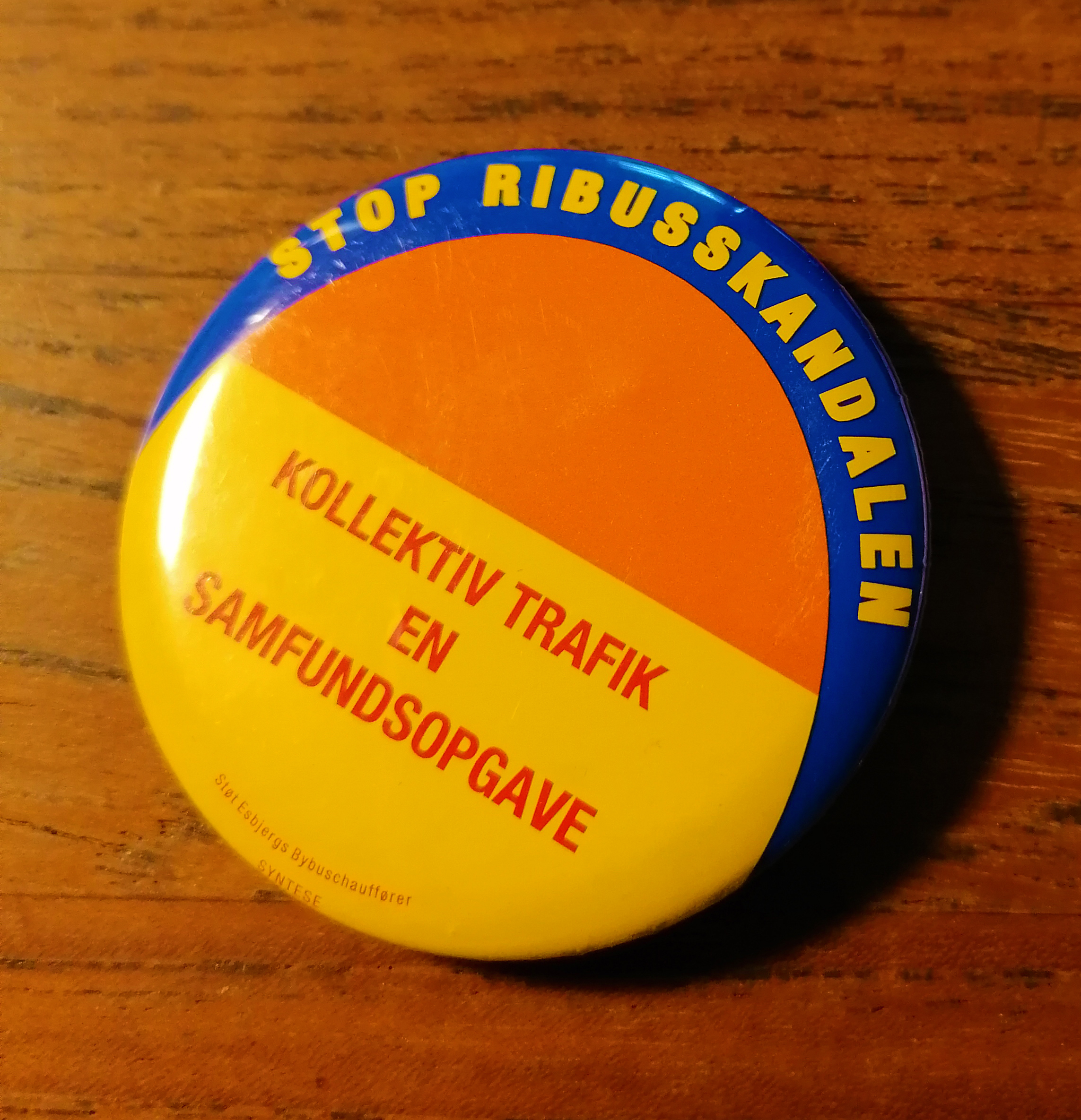 Stop ribusskandalen. Badge. Primo april 1995.
