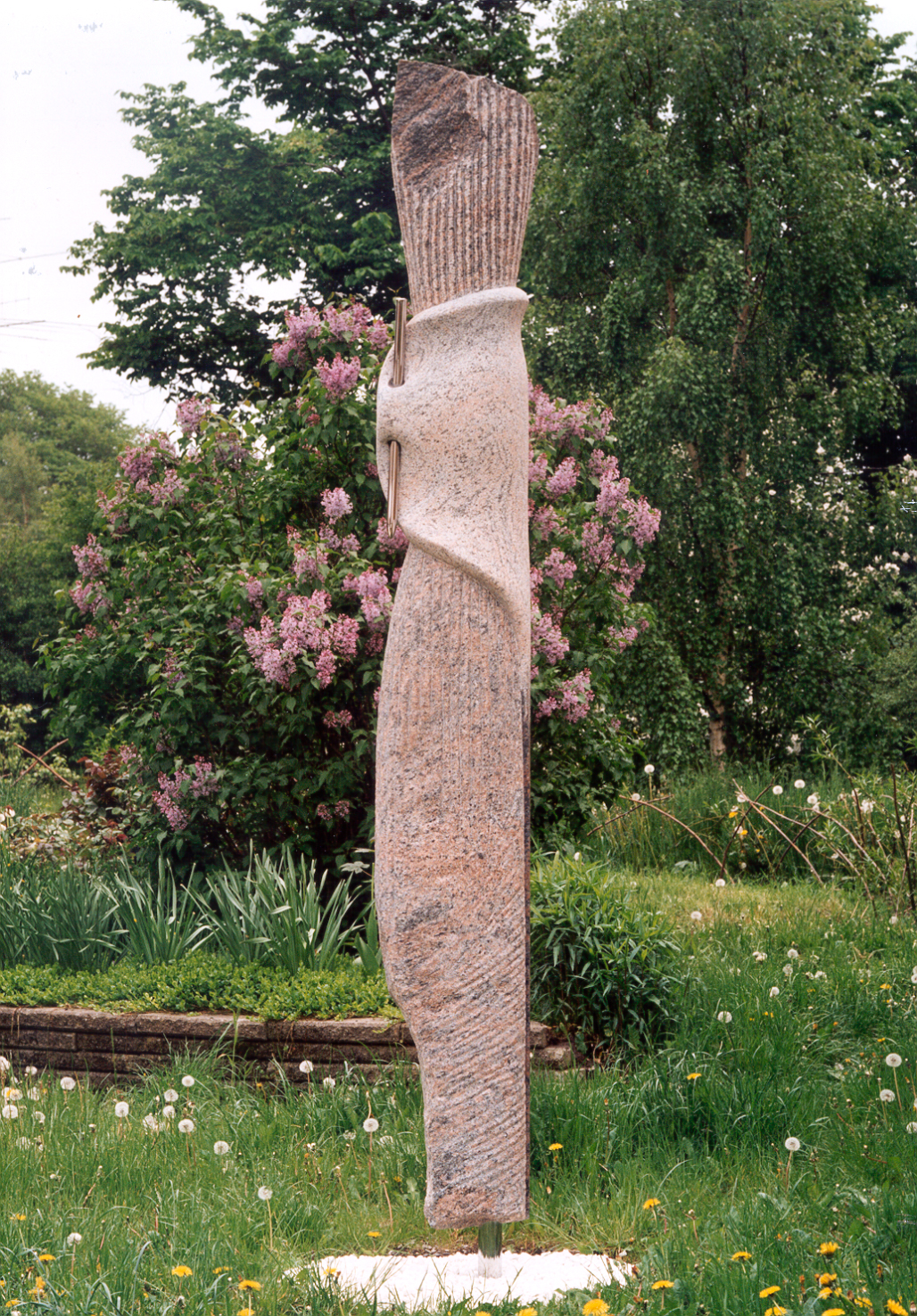 Vogter i krigens sidste fase. Granit og rustfrit stål, højde 295 cm. Steen Krarup Jensen. Dateret 1994.