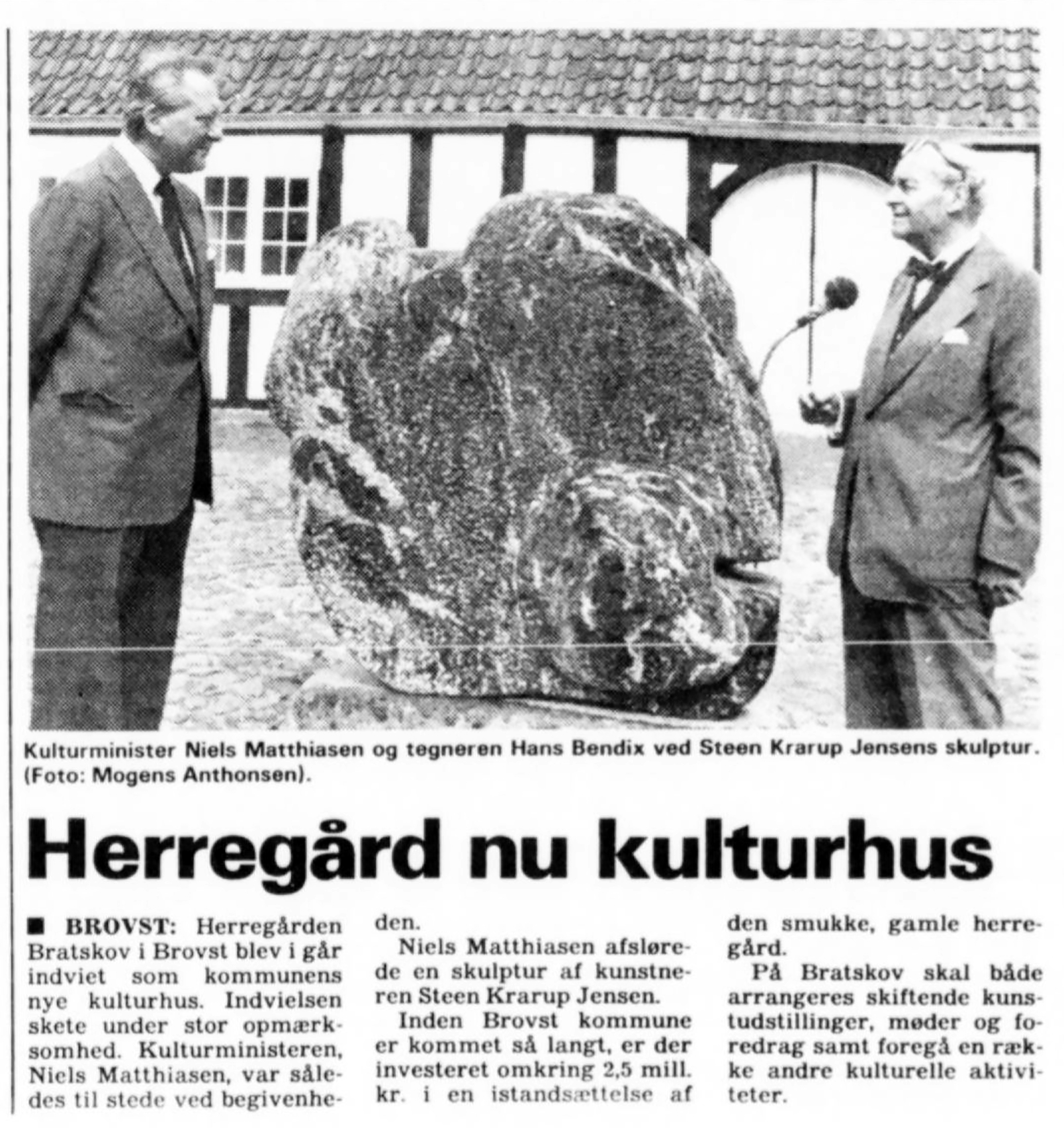 Herregård nu kulturhus. (Med skulpturen som blev sprængt året efter). Bornholmeren.