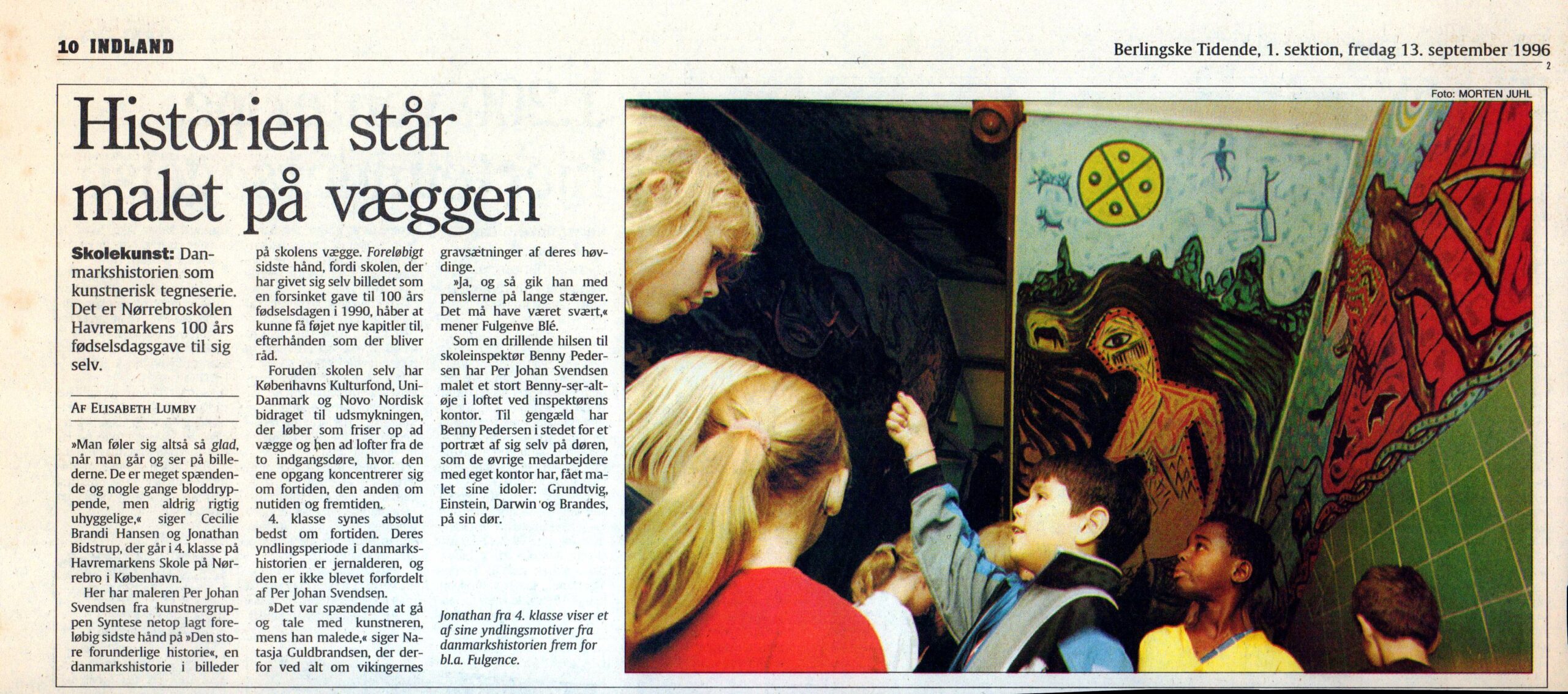 Historien står malet på væggen. Omtale (En go historie. Havremarkens Skole, København 1996). Elisabeth Lumby. Berlingske Tidende.