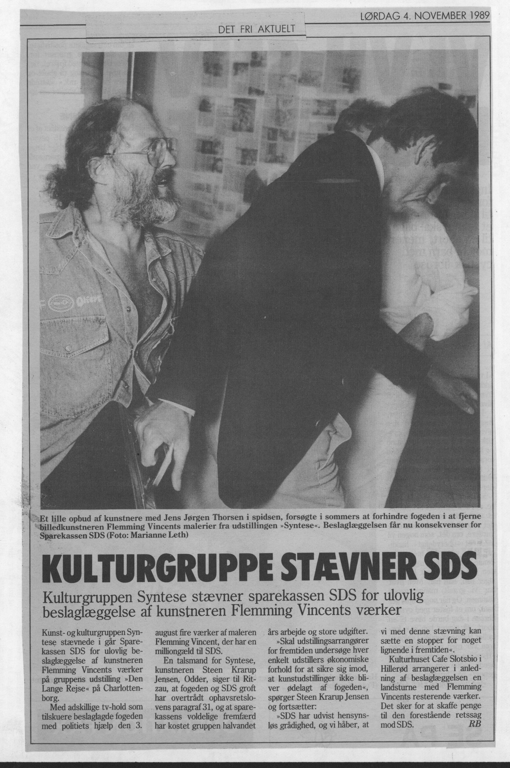 Kulturgruppe stævner SDS. Omtale (Retssag. Den lange rejse. Charlottenborg 1989, København). R.B. Det Fri Aktuelt.