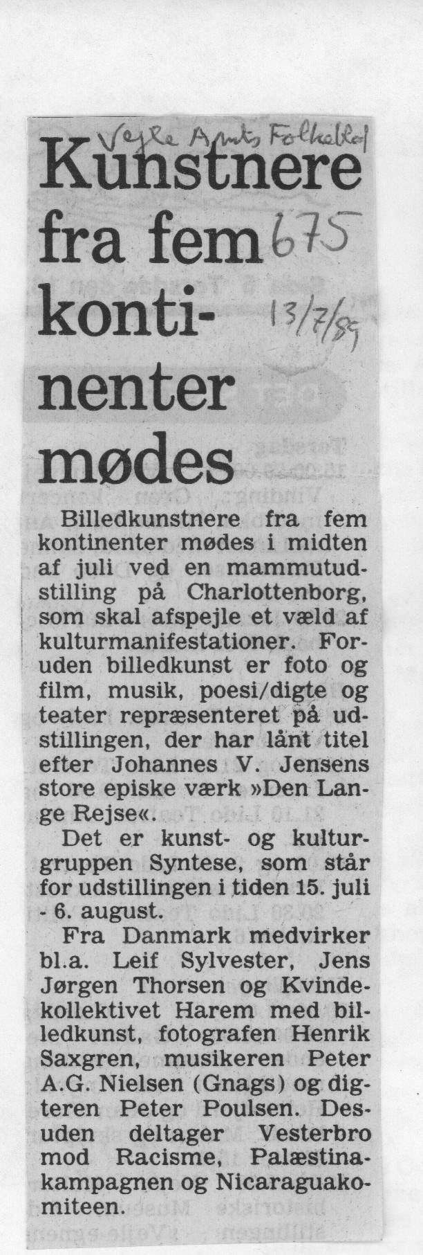 Kunstnere fra fem kontinenter mødes. Omtale (Den lange rejse. Charlottenborg 1989, København). Vejle Amts Folkeblad.