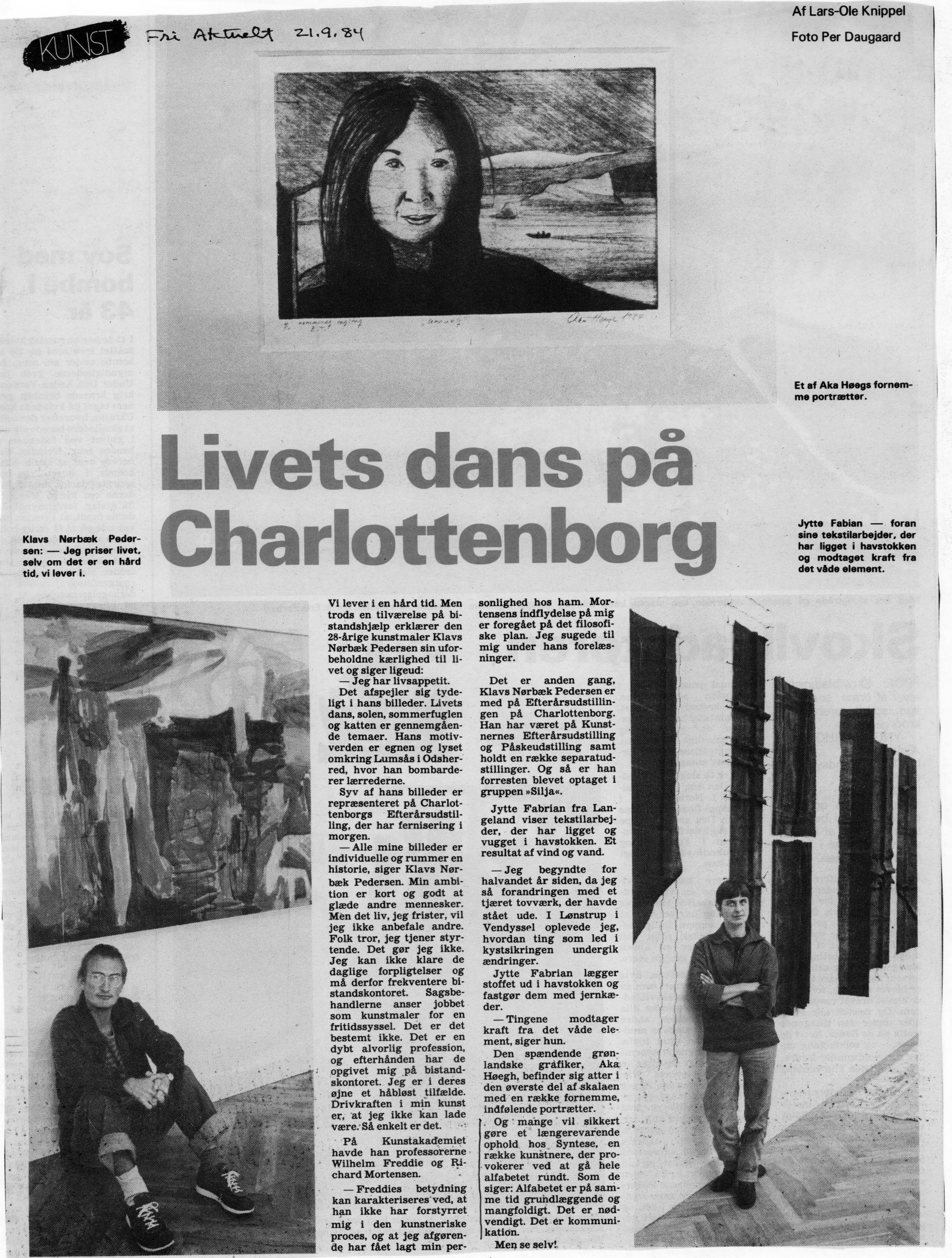 Livets dans på Charlottenborg. Anmeldelse (Charlottensborgs Efterårsudstilling 1984. Charlottenborg, København). Lars-Ole Knippel. Det Fri Aktuelt.