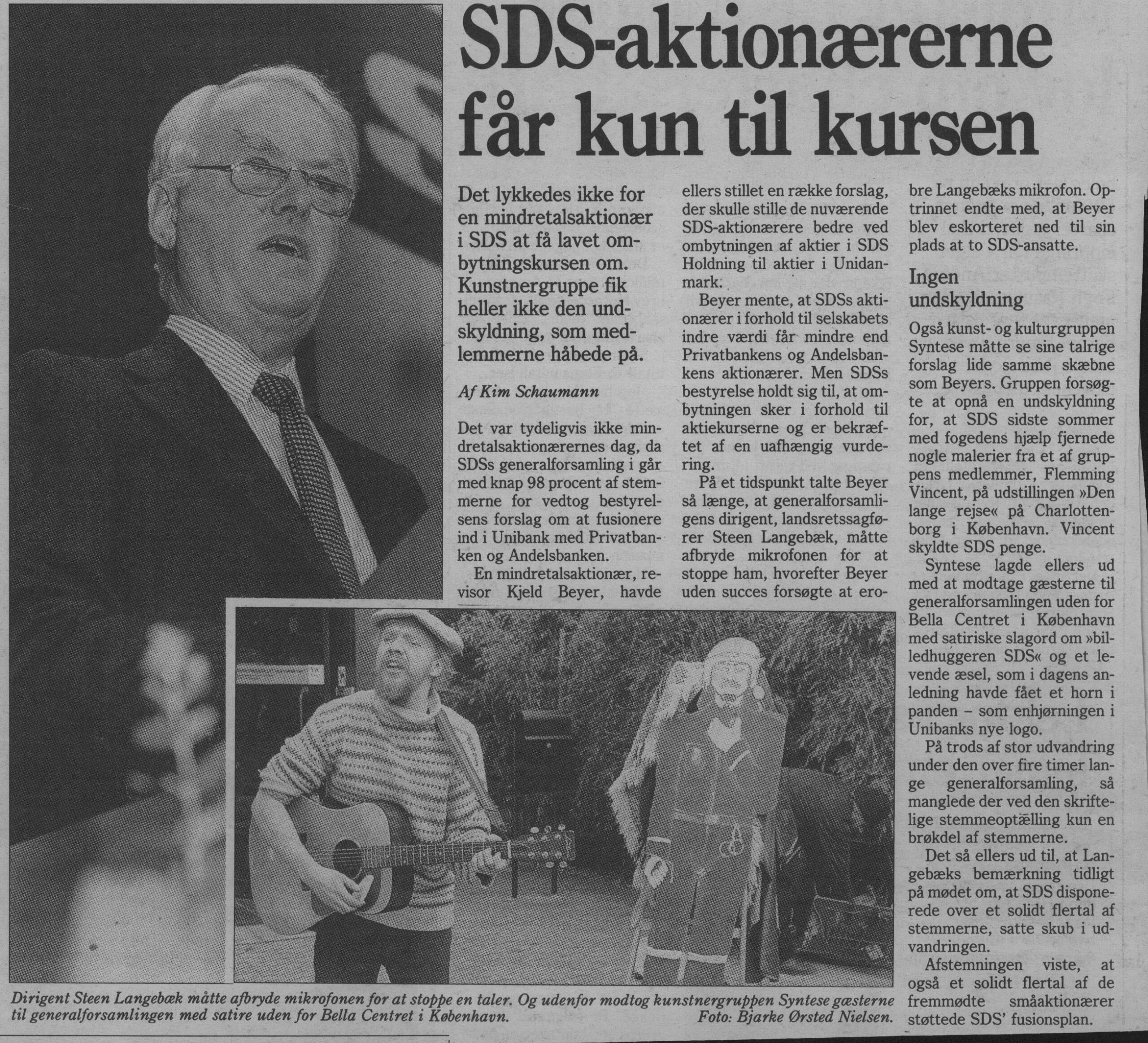SDS-aktionærerne får kun til kursen. Omtale (Retssag. Den lange rejse, Charlottenborg, København 1989). Kim Schaumann. Berlingske Tidende.