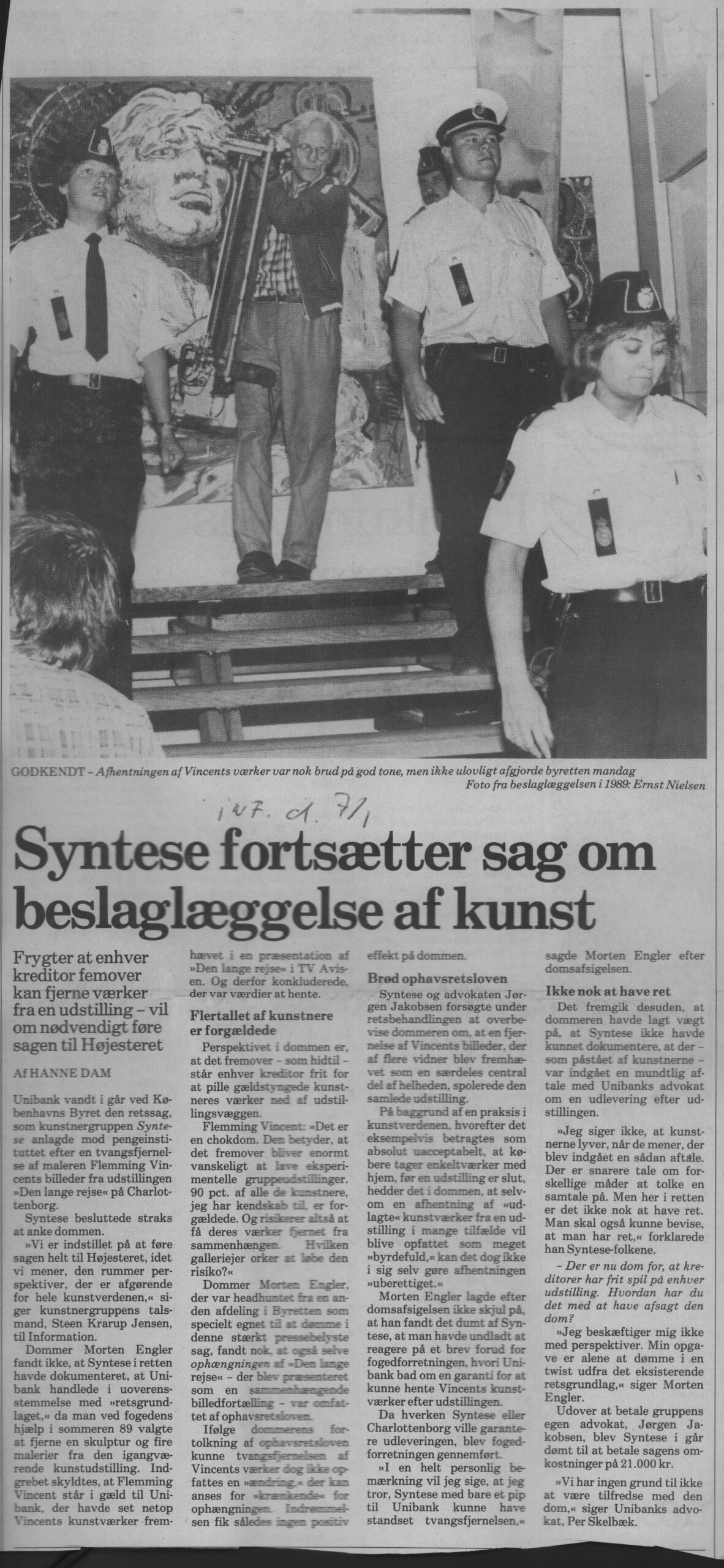 Syntese fortsætter sag om beslaglæggelse af kunst. Omtale (Retssag. Den lange rejse, Charlottenborg, København 1998). Hanne Dam. Information.