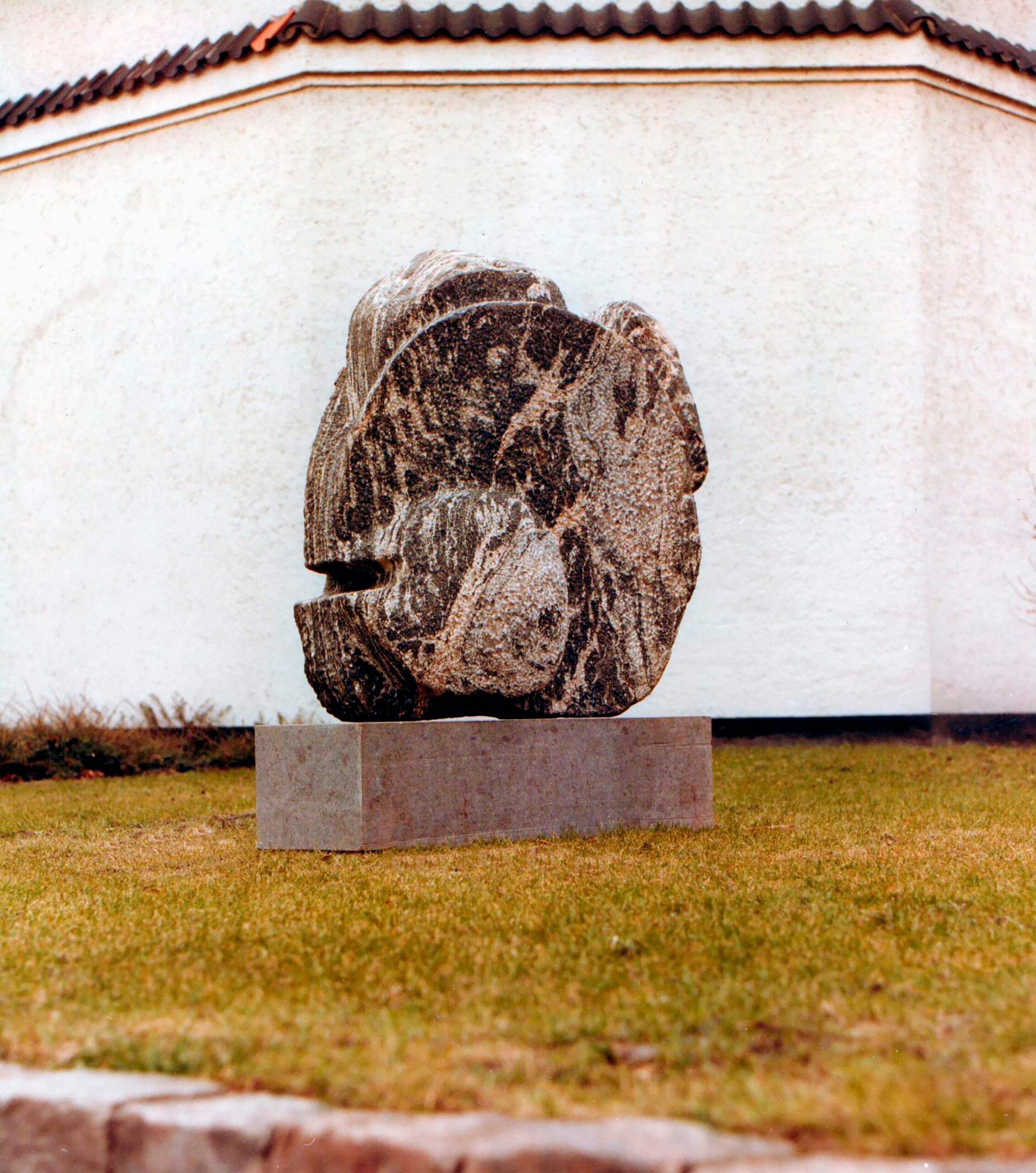 Udsagn (granit højde ca. 2m.). Steen Krarup Jensen. KP, Kunstnernes Påskeudstilling, Århus Kunstbygning. Medio april 1979.